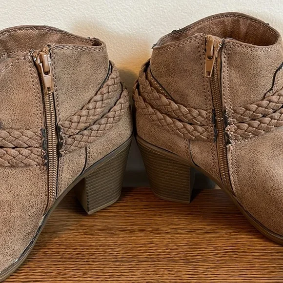 Fall Women’s Ankle Booties Heels Braided Buckle Details Size 8.5 - Picture 4 of 10